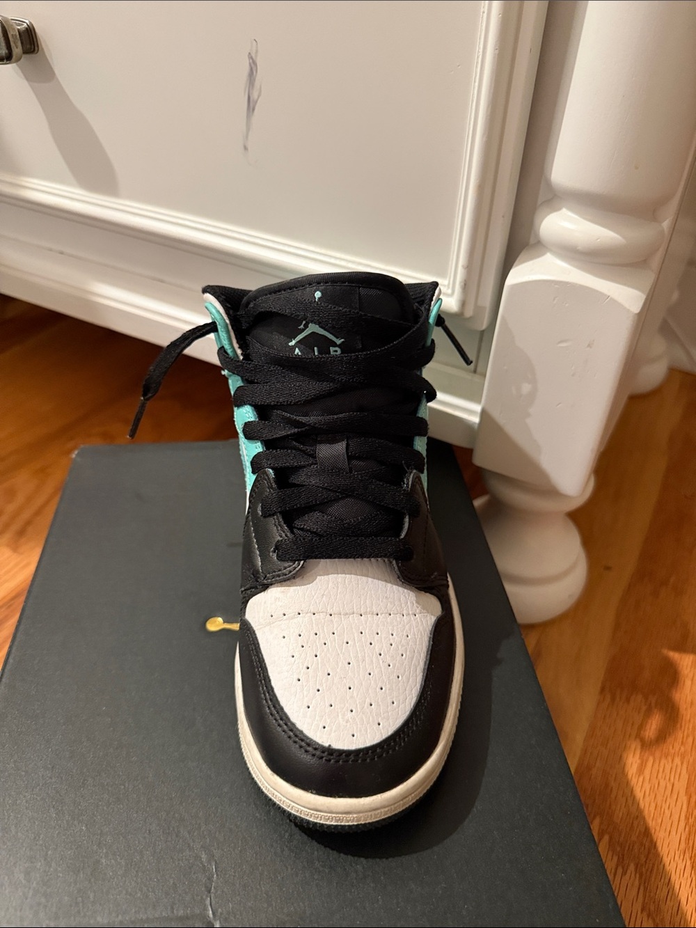 Air Jordan 1 MID (GS) Kids High-Top Sneakers in Turquoise, Black & White - Picture 4 of 8